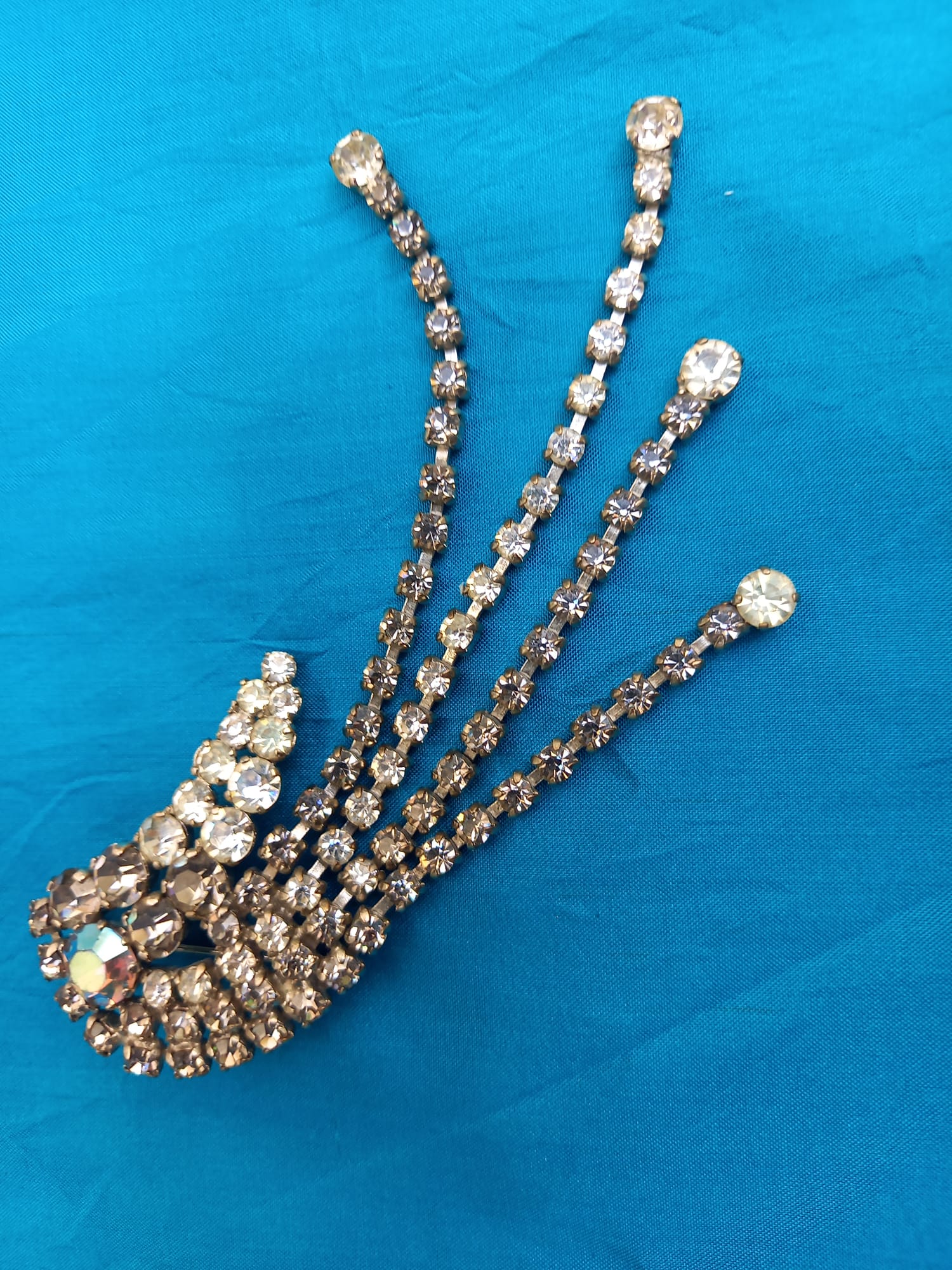 broche met zwengelstaart en glittersteentjes
