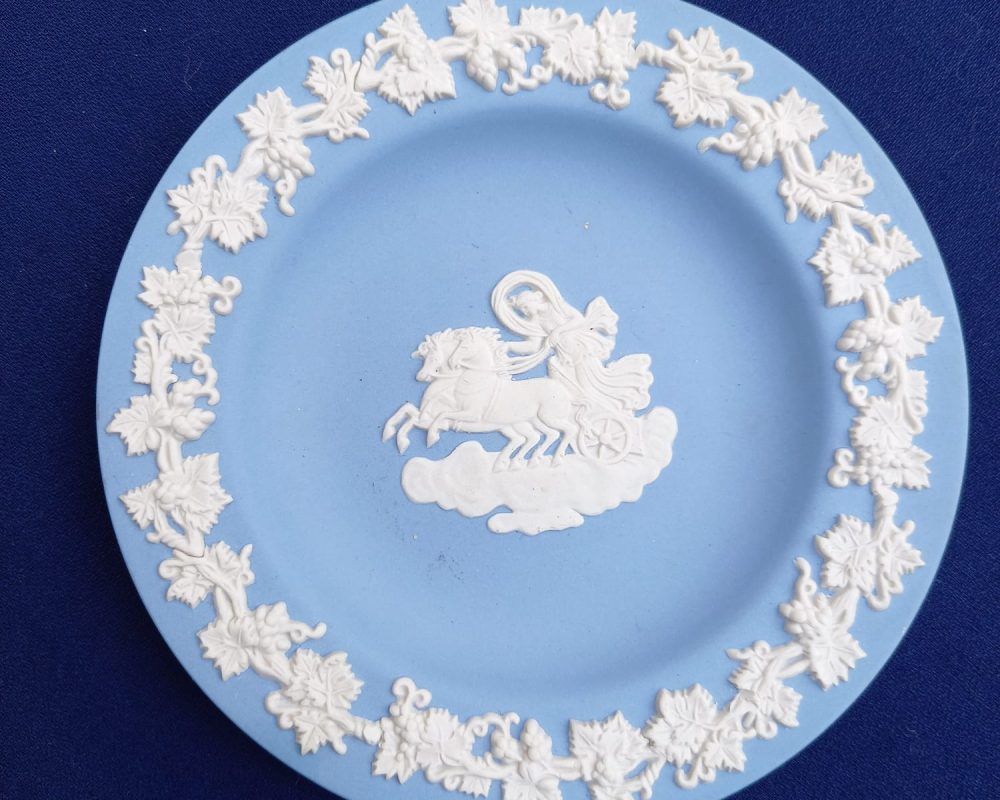 een rond bordje biscuit lichtblauw met witte figuren